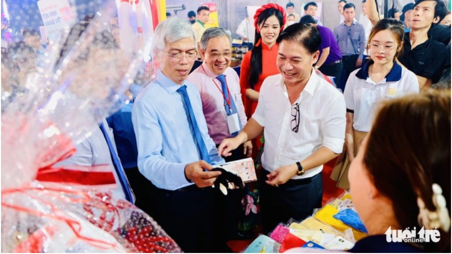 200 gian hàng hội chợ 'Tôn vinh hàng Việt Nam' sẵn sàng đón khách (nguồn: Báo Tuổi Trẻ Online)